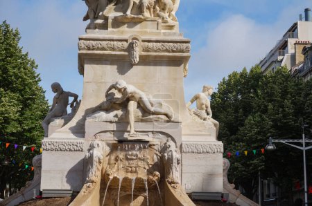 Foto de Reims, Francia - Junio 2021 - Detalle de la base de la columna de piedra de la Fuente Sub, en la Plaza Drouet d 'Erlon, con esculturas de personajes femeninos desnudos que representan los cuatro ríos locales - Imagen libre de derechos