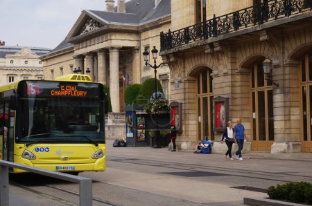 Foto de Reims, Francia - Junio 2021 - Un autobús urbano amarillo de Citura que se dirige al centro comercial Champfleury, pasa frente a la Ópera y el Palacio de Justicia, en la calle Rue de Vesle, en el centro de la ciudad - Imagen libre de derechos