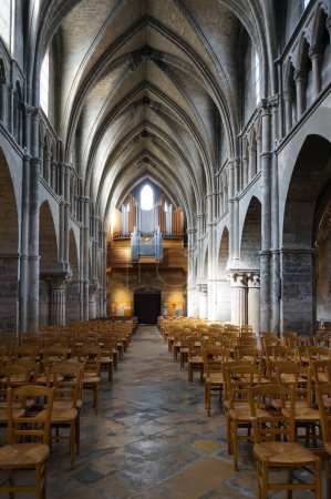 Foto de Reims, Francia - Junio 2021 - El gran órgano de la Iglesia de Saint-Jacques; la iglesia fue construida en el siglo XII, el órgano fue añadido mucho más tarde en la nave en 1962, por el fabricante Danion-González - Imagen libre de derechos