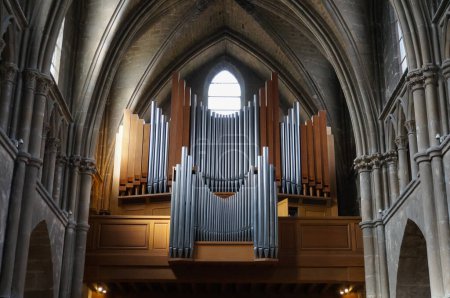 Téléchargez les photos : Reims, France - Juin 2021 - Le grand orgue de l'église Saint-Jacques ; l'église a été construite au XIIe siècle, l'orgue a été beaucoup plus tard ajouté dans la nef en 1962, par le fabricant Danion-Gonzalez - en image libre de droit
