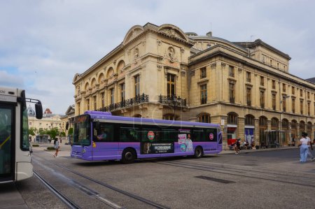 Foto de Reims, Francia - Junio 2021 - Dos autobuses urbanos Citura se cruzan en la esquina de Rue Chanzy y Rue de Vesle, dos de las calles principales en el centro histórico de la ciudad, frente a la Ópera - Imagen libre de derechos