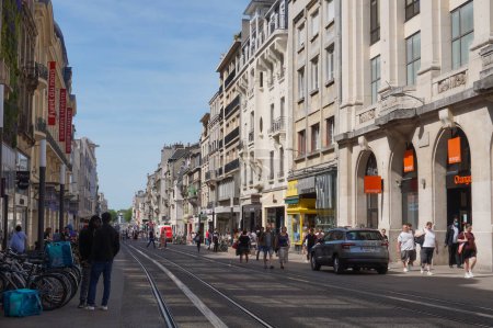 Téléchargez les photos : Reims, France - Juin 2022 - Scène urbaine typique et paysage urbain sur la rue de Vesle en été, une rue populaire, souvent bondée, dans le centre historique de la ville bordée de magasins et desservie par le tramway - en image libre de droit