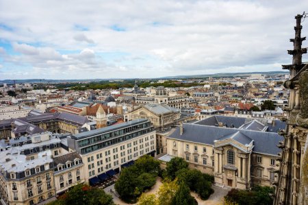 Foto de Reims, Francia - Sept. 2022 - Vista de pájaro desde el balcón de la Catedral de Notre-Dame sobre el Cardenal Luon y la Plaza Parvis, el Palacio de Justicia y la Ópera, en el barrio de Rue de Vesle - Imagen libre de derechos