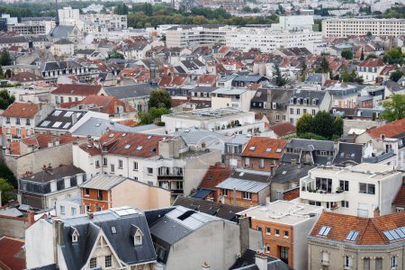 Téléchargez les photos : Vue d'ensemble de la cathédrale au-dessus des quartiers sud-ouest de Reims, capitale de la Champagne, dans le nord de la France ; la plupart des maisons ont été reconstruites au XXe siècle après les bombardements de la guerre mondiale - en image libre de droit