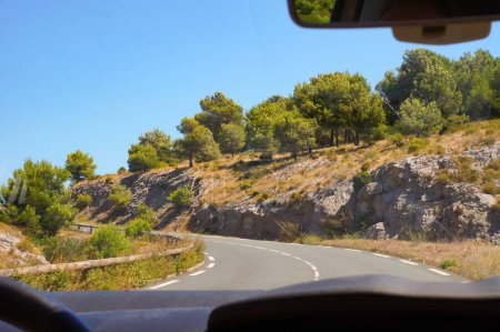 Foto de Un rincón inclinado en el macizo de La Clape, en la carretera que conduce a Narbonne-Plage, en el sur de Francia, pasando por acantilados rocosos cubiertos de hierba seca en un paisaje arbustivo mediterráneo - Imagen libre de derechos