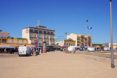 Foto de Narbonne-Plage, Francia - ago. 2020 - Instalaciones turísticas (hoteles, restaurantes) y aparcamiento frente a la playa de arena de Narbonne-Plage, un complejo costero en el mar Mediterráneo, en el sur de Francia - Imagen libre de derechos