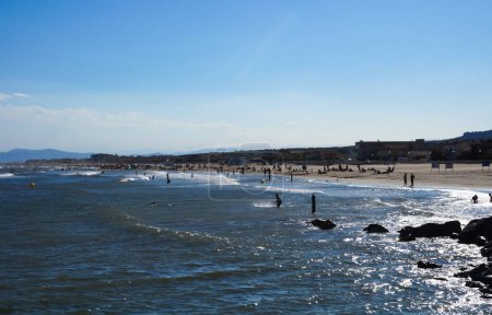 Téléchargez les photos : Vagues sur les eaux bleu profond de la mer Méditerranée, vues de la plage de Narbonne-Plage, une station balnéaire dans le sud de la France ; à l'horizon, la crête des Pyrnes est visible - en image libre de droit