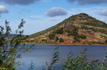 Téléchargez les photos : Le lac de Salagou avec ses eaux bleues impressionnantes, France - en image libre de droit