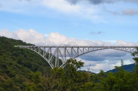 Téléchargez les photos : Tauriac-de-Naucelle, France - Novembre 2021 un pont ferroviaire en acier construit en 1902 par SPIE Batignolles et conçu par l'ingénieur français Paul Bodin - en image libre de droit