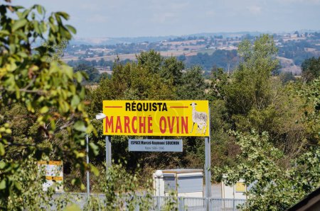 Téléchargez les photos : Requista, France - Août 2022 - Signe en dehors du marché aux moutons du village, le plus grand de France ; le lait de brebis et de chèvre local est utilisé par l'industrie laitière, en particulier pour fabriquer le fromage Roquefort - en image libre de droit