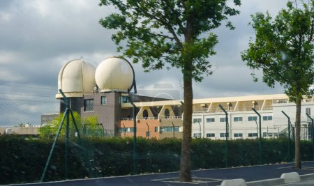 Téléchargez les photos : Toulouse, France - Sept. 2020 - Installations en forme de dôme dans l'usine industrielle sécurisée de Thales Alenia Space, une entreprise française et italienne leader mondial dans la fabrication de satellites et l'industrie aérospatiale - en image libre de droit
