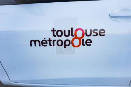 Foto de Toulouse, Francia - Julio 2020 - Etiquetado oficial en negro y rojo en la carrocería de un vehículo ejecutivo de Toulouse Mtropole, la autoridad local calificada para la comunidad urbana del Gran Toulouse - Imagen libre de derechos