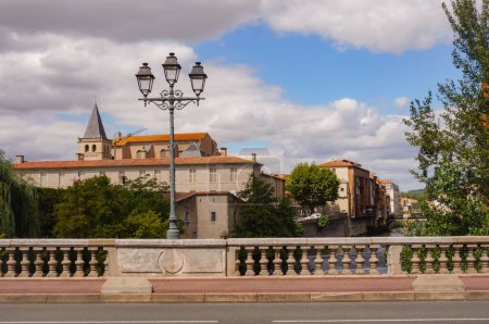 Foto de Vista desde el puente Pont de Metz, el Palacio Episcopal (hoy Ayuntamiento) y la Catedral y Torre de Saint-Benoit, en el centro histórico de Castres, capital del Montagne Noire, en Francia - Imagen libre de derechos