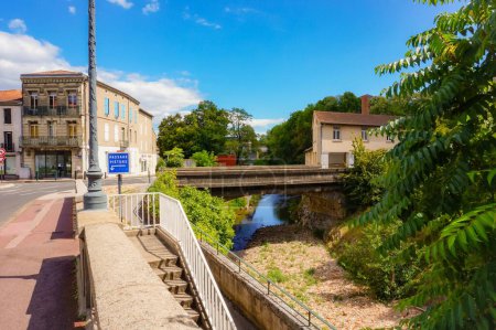 Téléchargez les photos : Un panneau indiquant "sentier" indique un escalier extérieur qui mène à une passerelle qui passe par la Durenque, un affluent de la rivière Agout qui coule à travers Castres, dans le sud-ouest de la France - en image libre de droit
