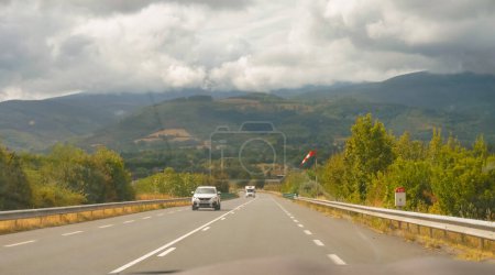 Foto de Castres, Sur de Francia - Agosto 2020 - Hermosa vista desde la carretera nacional N112, que cruza un paisaje verde y arbolado, en las montañas nubladas del Montagne Noire (Montaña Negra)) - Imagen libre de derechos