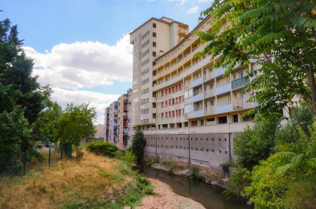 Foto de Un bloque residencial y torre de vivienda social, que sobresale de un pequeño brazo del río Agout, en el frondoso centro de la ciudad de Castres, capital de la zona de Castres-Mazamet, en el suroeste de Francia - Imagen libre de derechos