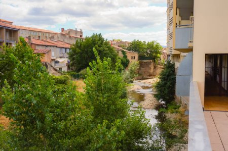 Foto de Visto desde la terraza de un edificio de apartamentos, árboles y casas antiguas y tradicionales junto al Durenque, un pequeño afluente del río Agout, en el centro de Castres, en el suroeste de Francia - Imagen libre de derechos