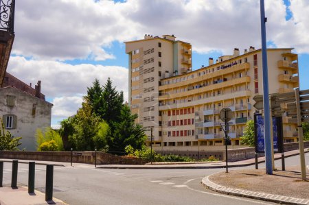 Téléchargez les photos : Castres, France - Août 2020 - Un immeuble résidentiel et une tour de logements publics dans le centre-ville, près du boulevard Henri Sizaire, l'une des principales rues du centre-ville, par une journée ensoleillée d'été - en image libre de droit