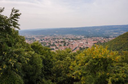 Téléchargez les photos : Belle vue panoramique sur le paysage verdoyant de campagne autour de l'agglomération d'Albi, France, avec des champs, des arbres, des zones résidentielles, un champ d'aviation et des collines boisées à l'horizon - en image libre de droit