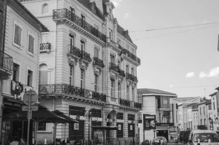 Foto de Mazamet, Francia - Agosto de 2018 - Foto en blanco y negro de un elegante edificio urbano de estilo Haussmann en Cours Ren Reilles, la calle principal del centro de Mazamet, con sucursales bancarias y tiendas locales - Imagen libre de derechos
