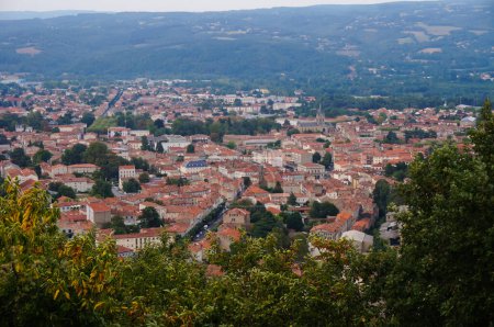 Téléchargez les photos : Belle vue panoramique sur le paysage verdoyant de campagne autour de l'agglomération d'Albi, France, avec des champs, des arbres, des zones résidentielles, un champ d'aviation et des collines boisées à l'horizon - en image libre de droit