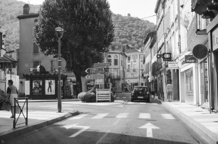 Foto de Mazamet, Francia - Agosto de 2018 - Foto en blanco y negro de una calle típica bordeada de tiendas locales y casas tradicionales en el centro de Mazamet, dominada por el bosque de Montagne Noire - Imagen libre de derechos