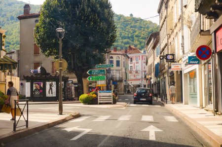 Foto de Mazamet, Francia - Agosto 2018 - Perspectiva de una calle en el centro de Mazamet, bordeada por antiguas casas tradicionales al pie del Montagne Noire, en las montañas del Parque de Haut-Languedoc - Imagen libre de derechos