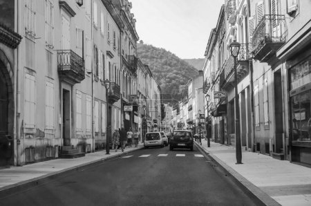 Foto de Mazamet, Francia - Agosto de 2018 - Perspectiva en blanco y negro de una calle en el centro de Mazamet, bordeada por antiguas casas tradicionales al pie del Montagne Noire, dentro del Parque de Haut-Languedoc - Imagen libre de derechos
