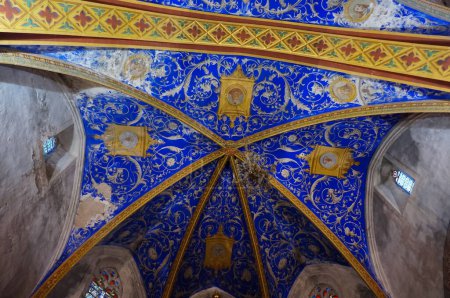 Téléchargez les photos : Puycelsi, France - Déc. 2018 - Remarquable plafond peint à l'intérieur voûté de l'église gothique sud de Saint-Corneille, exécuté par les mêmes artistes italiens qui ont décoré la cathédrale Albi - en image libre de droit