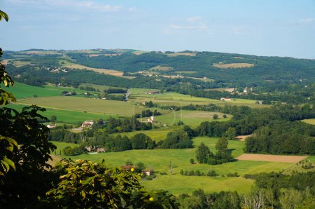Téléchargez les photos : Paysages de campagne, vus de Cordes-sur-Ciel, dans la zone rurale des Albigeois et des Gaillacois, dans le sud de la France : le paysage présente des champs agricoles parsemés de fermes et de collines lointaines - en image libre de droit