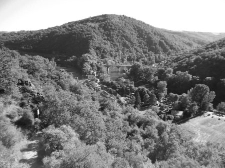 Téléchargez les photos : Beau paysage de montagne verdoyant et vue panoramique au-dessus d'Ambialet, dans le sud de la France, un village pittoresque construit sur une péninsule boisée dans la vallée du Tarn, traversé par un pont - en image libre de droit