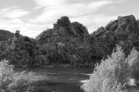 Foto de Hermoso paisaje de montaña en blanco y negro en la península de Ambialet, un pintoresco pueblo en el sur de Francia; el río Tarn fluye por el afloramiento rocoso y cruzar el bosque en el valle - Imagen libre de derechos