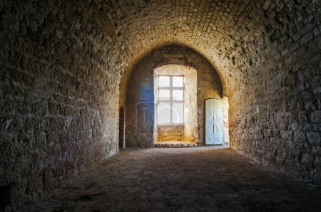 Téléchargez les photos : A l'intérieur des ruines du château de Castelnau-de-Lvis, Sud de la France : fenêtre muntin médiévale dans la pièce principale voûtée de la maison seigneuriale - en image libre de droit