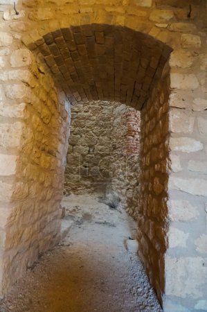 Téléchargez les photos : Intérieur des ruines de la forteresse médiévale de Castelnau-de-Levis, Sud de la France : murs épais rocheux et un passage en pierre sans porte en forme d'arc, à l'intérieur de l'ancienne maison seigneuriale - en image libre de droit