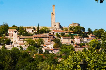 Foto de Vista general del precioso pueblo medieval de Castelnau-de-Levis en el sur de Francia, dominado por las ruinas y la torre de un antiguo castillo fortificado construido sobre un afloramiento rocoso en la cima de la colina - Imagen libre de derechos