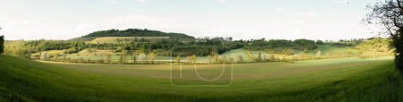 Vue panoramique sur un paysage verdoyant et vallonné de la commune de Carlus, près du district rural d'Albi-Ranteil, dans une zone agricole verdoyante située dans le sud-ouest de la France