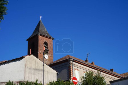 Téléchargez les photos : Clocher en brique de l'église Saint-Georges du XIXe siècle à Saint-Jury, au sommet de la colline dans la partie supérieure de la vieille ville, située dans le sud-ouest de la France, à côté de la ville d'Albi - en image libre de droit