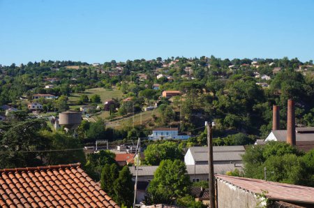 Téléchargez les photos : Paysage verdoyant et boisé au-dessus de la vallée du Saut du Tarn (ou Saut du Sabo), à Saint-Jury, dans le sud de la France, avec quelques maisons résidentielles construites sur les pentes des collines d'Arthes - en image libre de droit