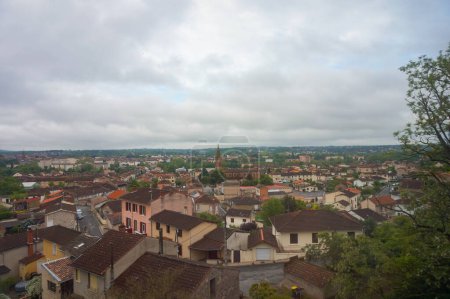 Foto de Carmaux, Francia - Mayo 2023 - Vista panorámica de Carmaux, vista desde la línea de tren Albi-Rodez; es la ciudad principal de Carmausin-Sgala, en el área de atracción de Albi, departamento de Tarn, cerca de Aveyron - Imagen libre de derechos