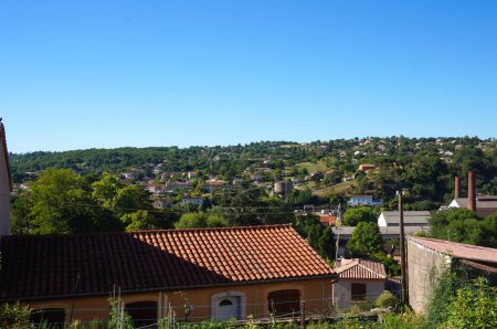 Foto de Paisaje verde y arbolado sobre el valle del Saut du Tarn (o Saut du Sabo), en Saint-Juery, en el sur de Francia, con algunas casas residenciales construidas en las laderas de las colinas de Arthes - Imagen libre de derechos
