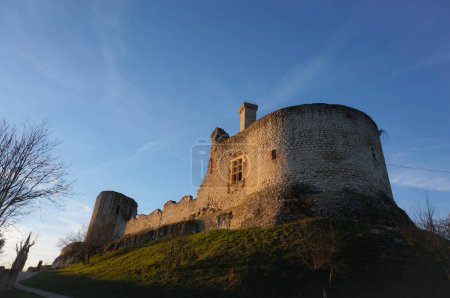 Téléchargez les photos : Derniers vestiges de la forteresse de Castelnau-de-Levis, France, l'une des principales forteresses albigeoises du Moyen Âge, construite sur un affleurement calcaire : voici les ruines de la résidence seigneuriale - en image libre de droit