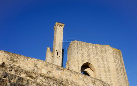 Téléchargez les photos : Le château médiéval de Castelnau-de-Levis, en France, une ancienne forteresse construite en calcaire sur une colline avec des remparts massifs, une porte fortifiée voûtée et une tour de guet en ruines - en image libre de droit
