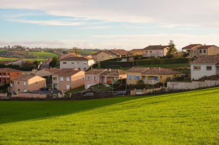 Téléchargez les photos : Maisons individuelles récemment construites dans le nouveau quartier résidentiel de Villefranche d'Albigeois, un village près d'Albi dans la campagne du sud de la France, principalement peuplé de la classe moyenne - en image libre de droit