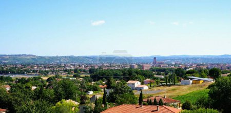 Téléchargez les photos : Vue panoramique sur la campagne française à Albi, dominée par la cathédrale Sainte-Ccile et avec des collines à l'horizon - en image libre de droit