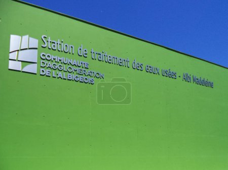Foto de Albi, Francia - Junio 2015 - Fachada verde de la depuradora de aguas residuales de Albi-Madeleine, gestionada por la comunidad urbana de Albi (Grand Albigeois), diseñada para desvanecerse en el fondo - Imagen libre de derechos