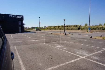 Téléchargez les photos : Albi-Le Sequestre, France - Avril 2020 - Aucune voiture dans le parking vide et désert du centre commercial de La Baute, où de nombreux magasins sont fermés, au milieu des mesures de confinement du coronavirus - en image libre de droit