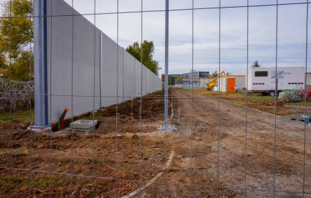 Foto de Albi, Francia - Oct. 2019 - El arresto domiciliario está instalando un nuevo muro de hormigón en sustitución del viejo alambre de barbec, aquí el lado sur, a lo largo del arroyo detrás de una barrera de trabajo temporal - Imagen libre de derechos