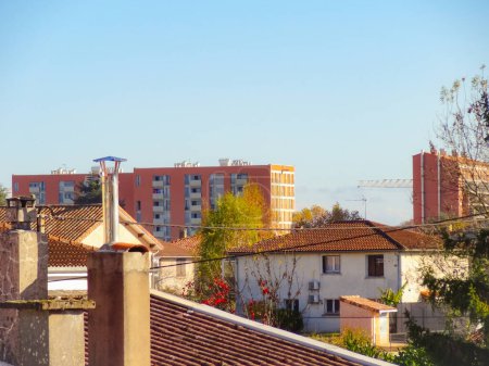Foto de Vista de las torres residenciales de ladrillo de Rayssac-Veyrires, un barrio popular en la ciudad de Albi, al sur de Francia, visto desde un mirador que domina los tejados de las casas en Le Sequestre - Imagen libre de derechos