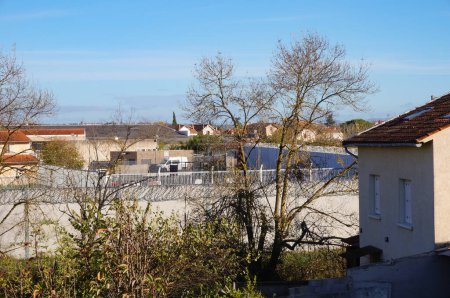 Foto de Albi, Francia - Nov. 2020 - Vista sobre el muro exterior de hormigón de nueva construcción y la cerca de púas del arresto domiciliario de Albi, un centro penitenciario en los suburbios de la ciudad, dirigido por el Ministerio de Justicia francés - Imagen libre de derechos