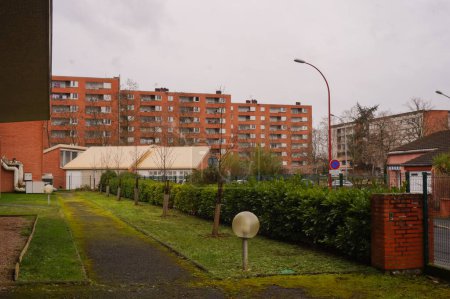 Téléchargez les photos : Des tours de briques de logements sociaux dans la zone prioritaire de Cantepau, une zone islamisée avec une population immigrée à Albi, en France, connue pour le trafic de drogue et la violence urbaine (abattu en 2021) - en image libre de droit